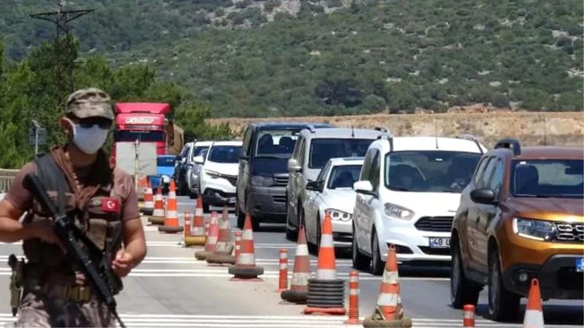 Bodrum\'da bayram tatili yoğunluğu yaşanıyor! 24 saatte 10 bin araç giriş yaptı