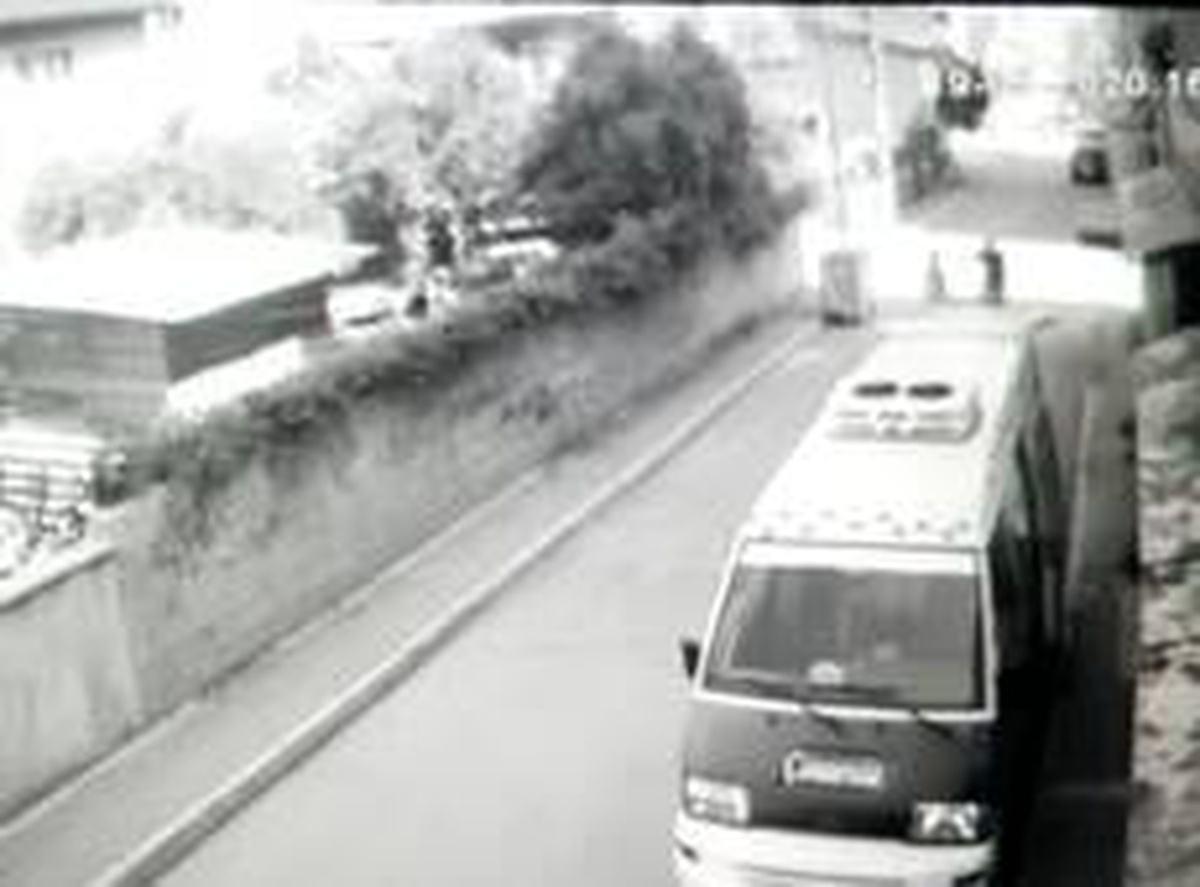 Gündüz vakti yolda yürüyen kadına dehşeti yaşattı
