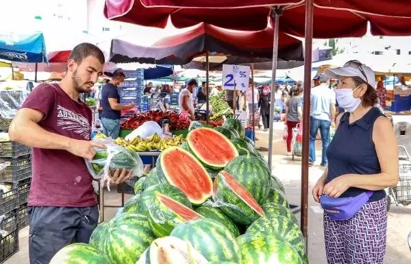 Karpuzun fiyatı yüksek olunca pazarlarda dilimle satılmaya başlandı