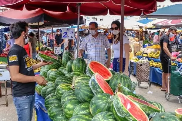 Karpuzun fiyatı yüksek olunca pazarlarda dilimle satılmaya başlandı