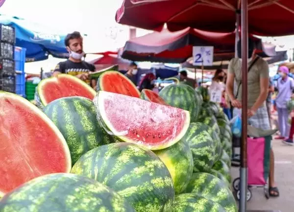 Karpuzun fiyatı yüksek olunca pazarlarda dilimle satılmaya başlandı