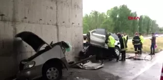 Kastamonu'da otomobil üst geçit ayağına çarptı: 2 ölü, 1 yaralı