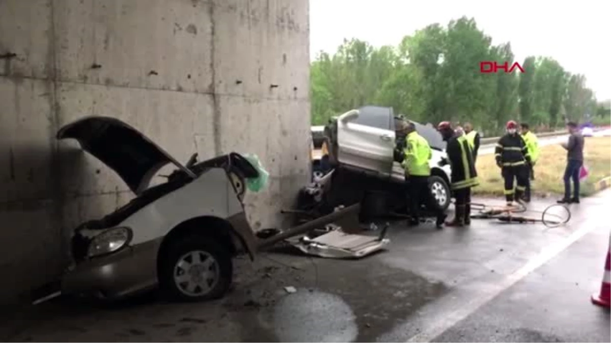 Kastamonu\'da otomobil üst geçit ayağına çarptı: 2 ölü, 1 yaralı