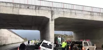 Kastamonu'da, otomobil üst geçit ayağına çarptı: 2 ölü, 1 yaralı