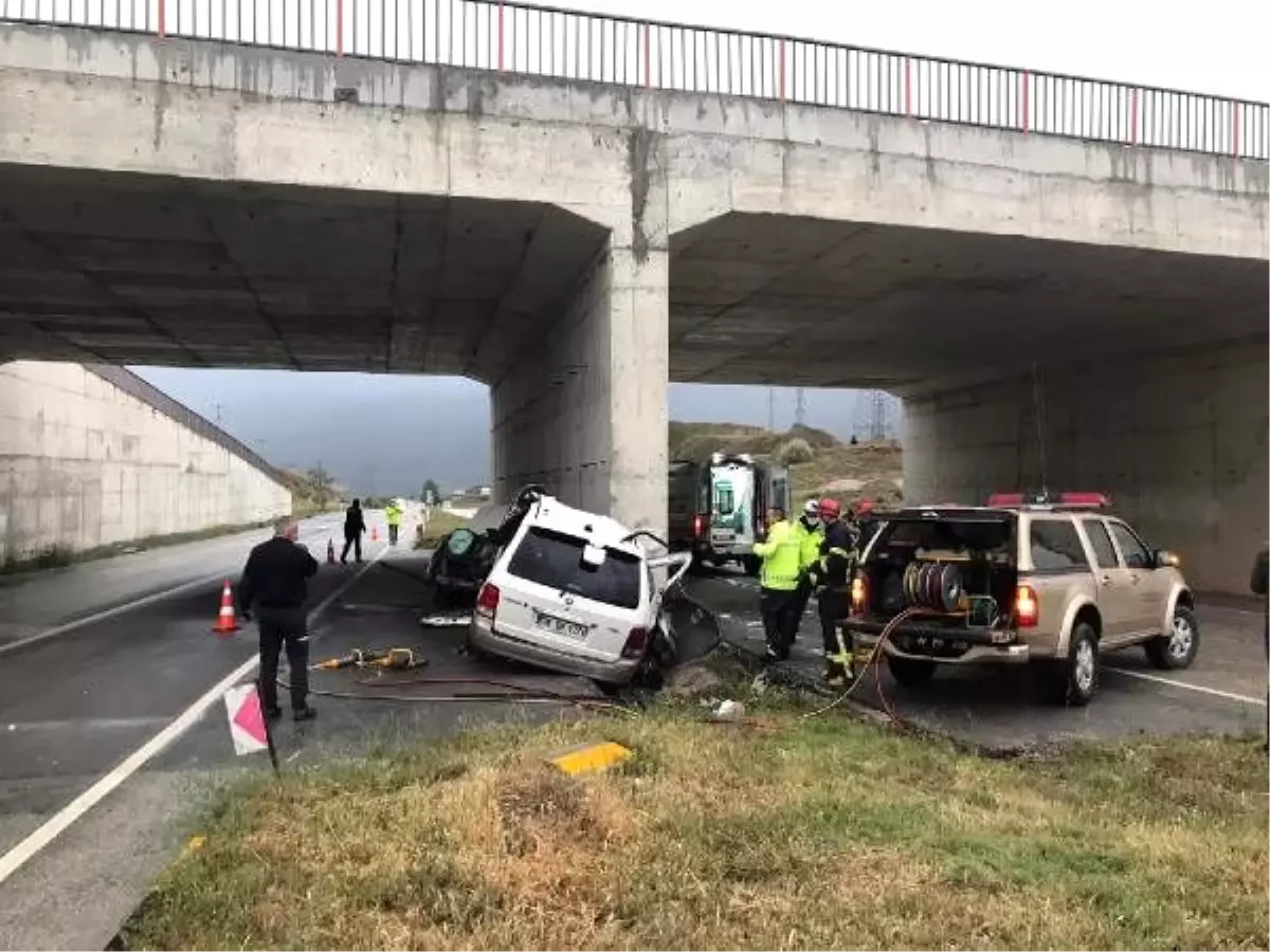 Kastamonu\'da, otomobil üst geçit ayağına çarptı: 2 ölü, 1 yaralı