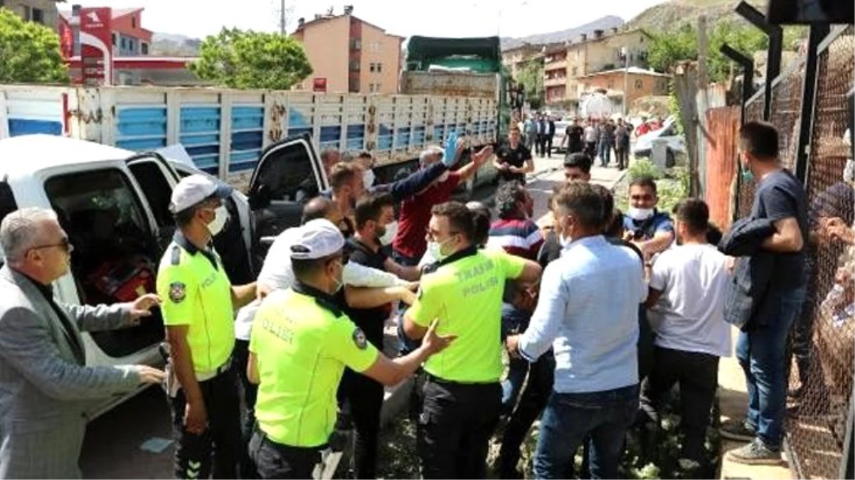 Kaza yerinde toplanan kalabalığı sosyal mesafe konusunda uyaran polis ekipleri saldırıya uğradı