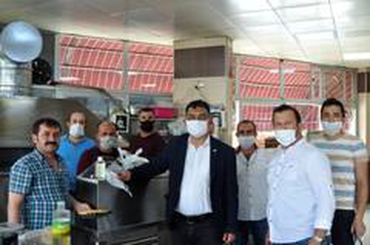 Korkuteli\'nde bayram öncesi esnafa maske dağıtıldı