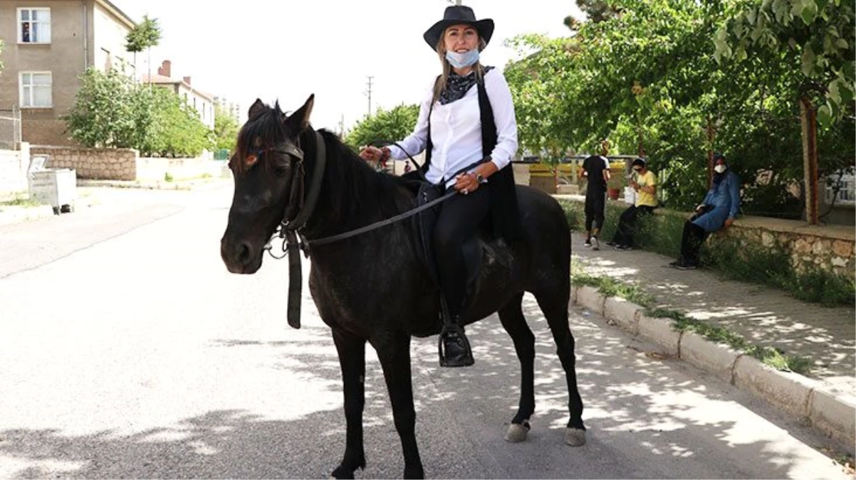 Kadın muhtar, kovboy gibi atla mahallesini geziyor