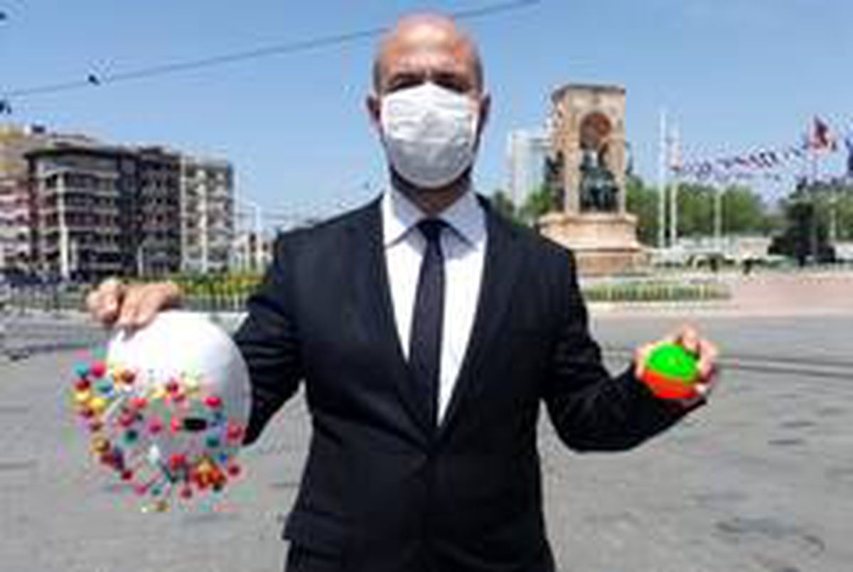 (Özel) Taksim\'de "virüs adam" dan ilginç farkındalık