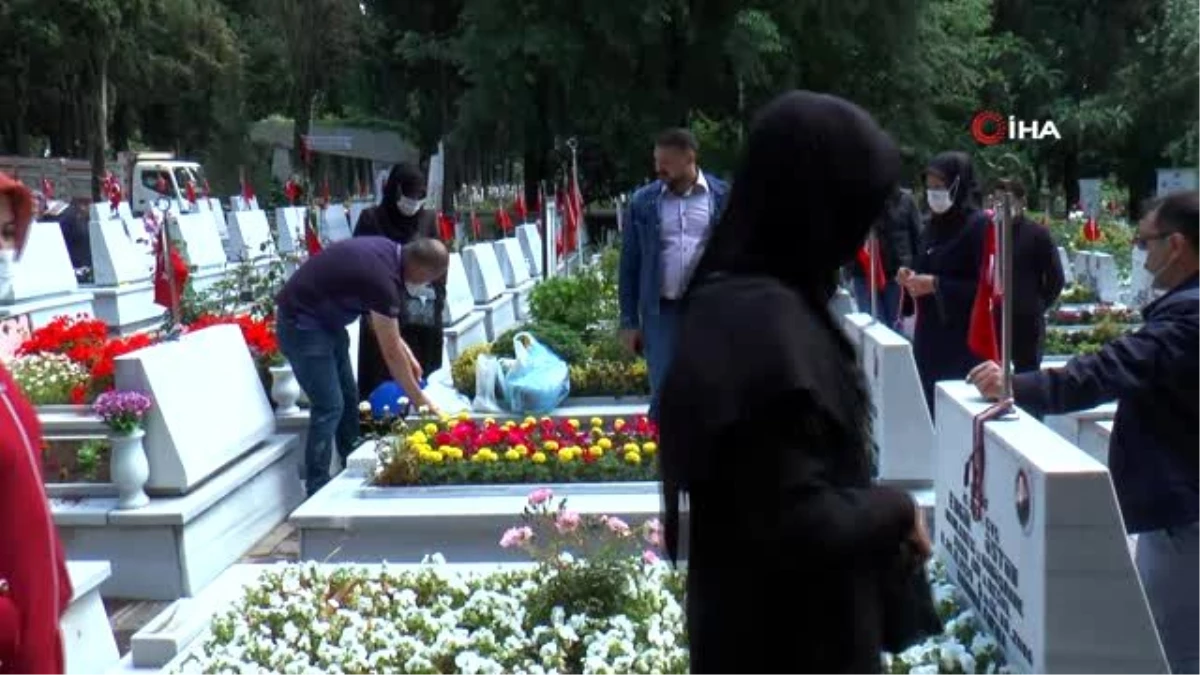 Ramazan Bayramı öncesi aileler, Edirnekapı Şehitliği\'ni ziyaret etti