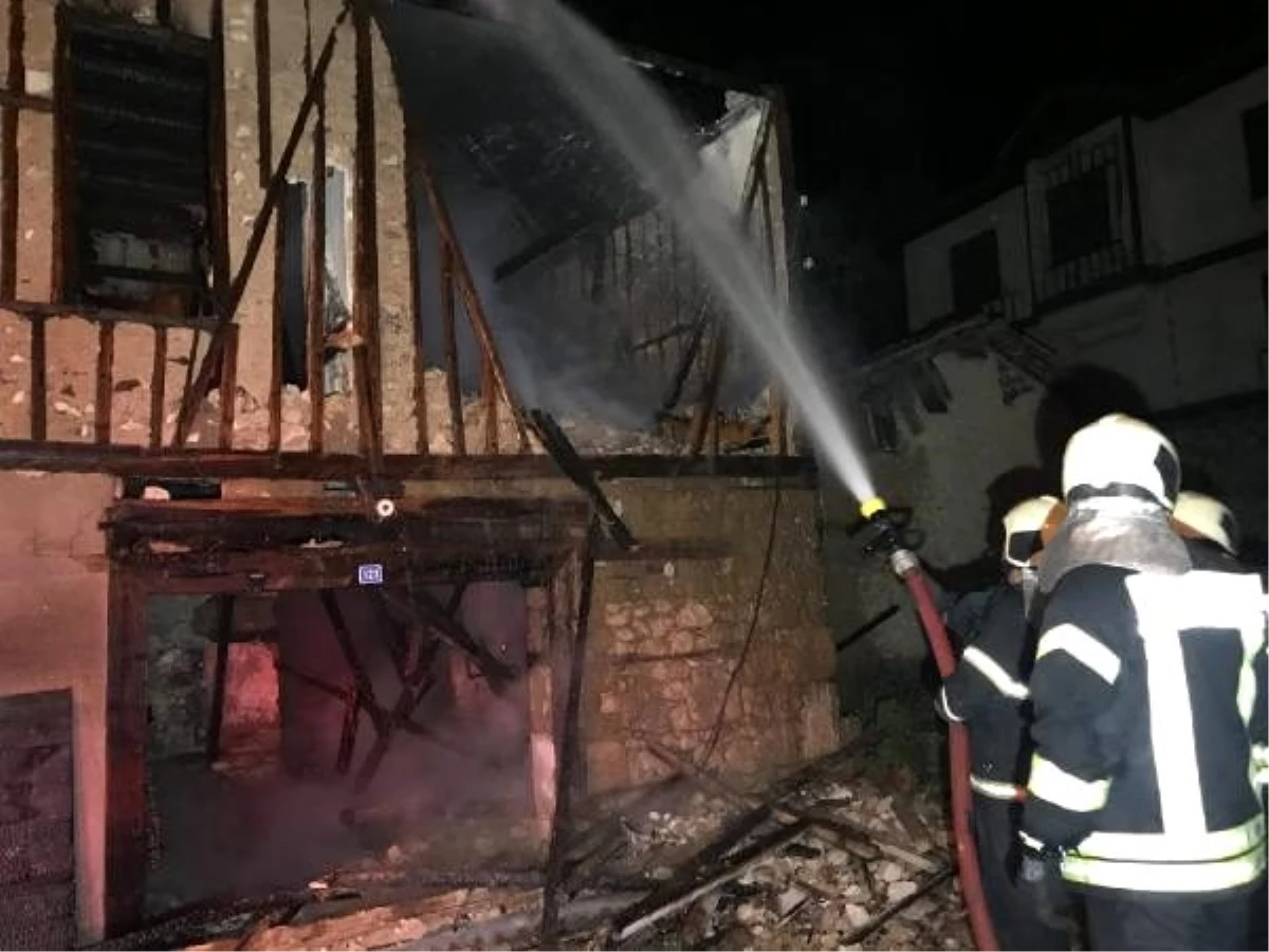 Safranbolu\'da tarihi bina yandı