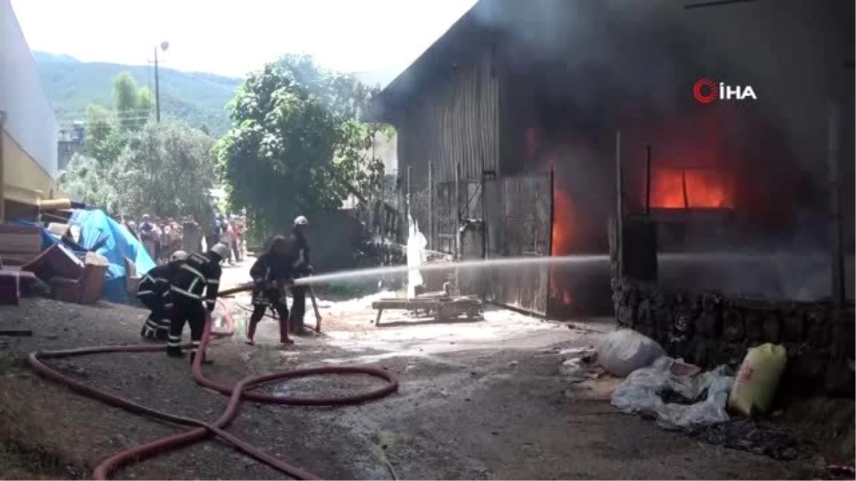 3 iş yeri alevlere teslim oldu, vatandaş evinin damından bahçe hortumu ile itfaiye ekiplerine...