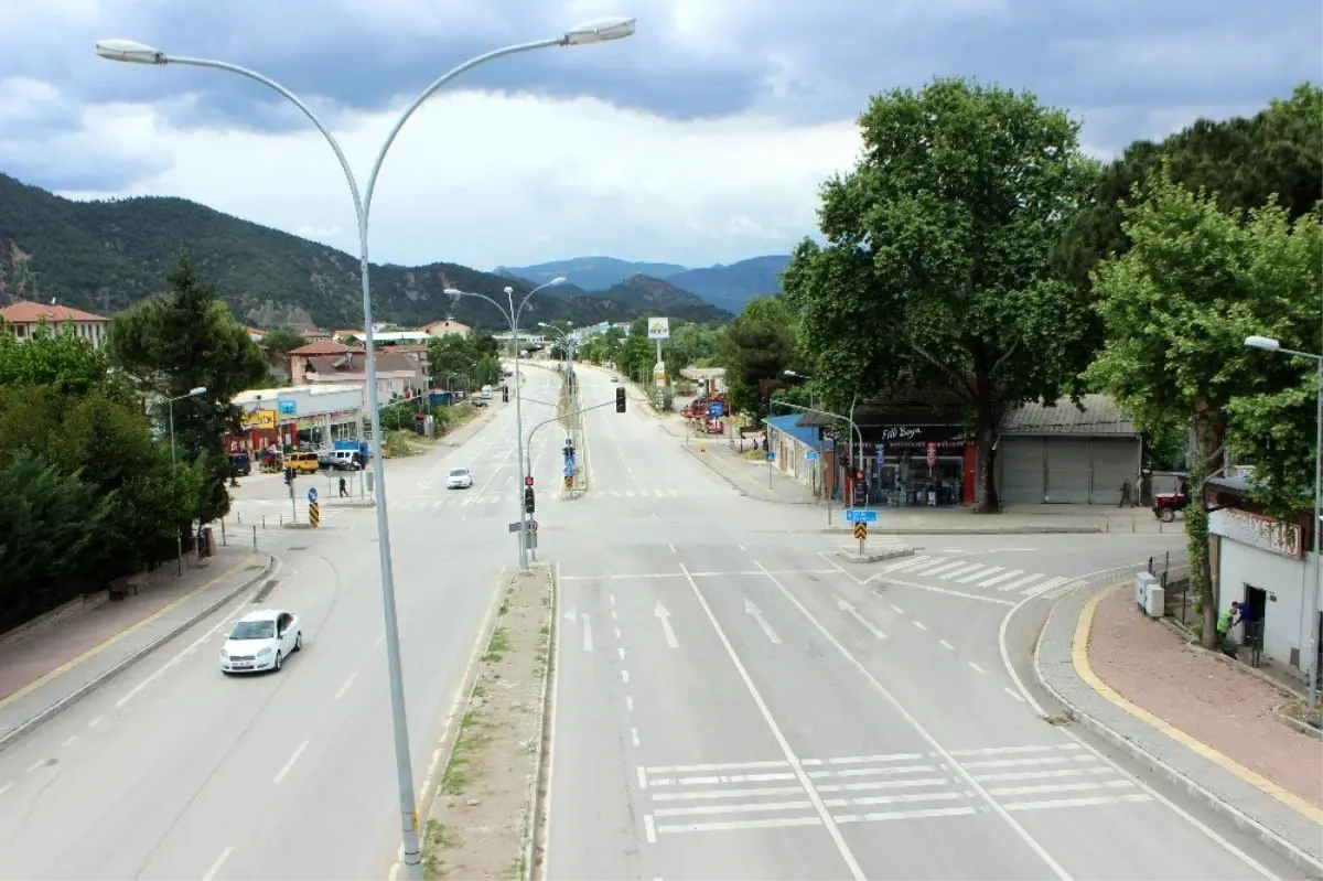 4 günlük kısıtlamanın ilk gününde Osmaneli sokakları boş kaldı