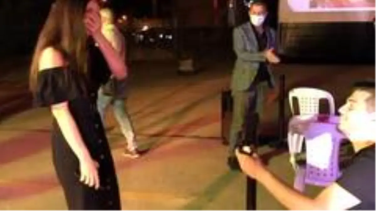 Açık hava sinemasında kornalar eşliğinde evlilik teklifi yaptı