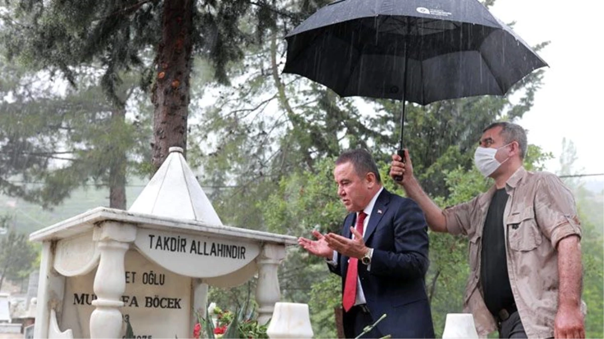 Antalya Büyükşehir Belediye Başkanı Muhittin Böcek\'in mezarlık ziyareti fotoğrafı tartışma yarattı