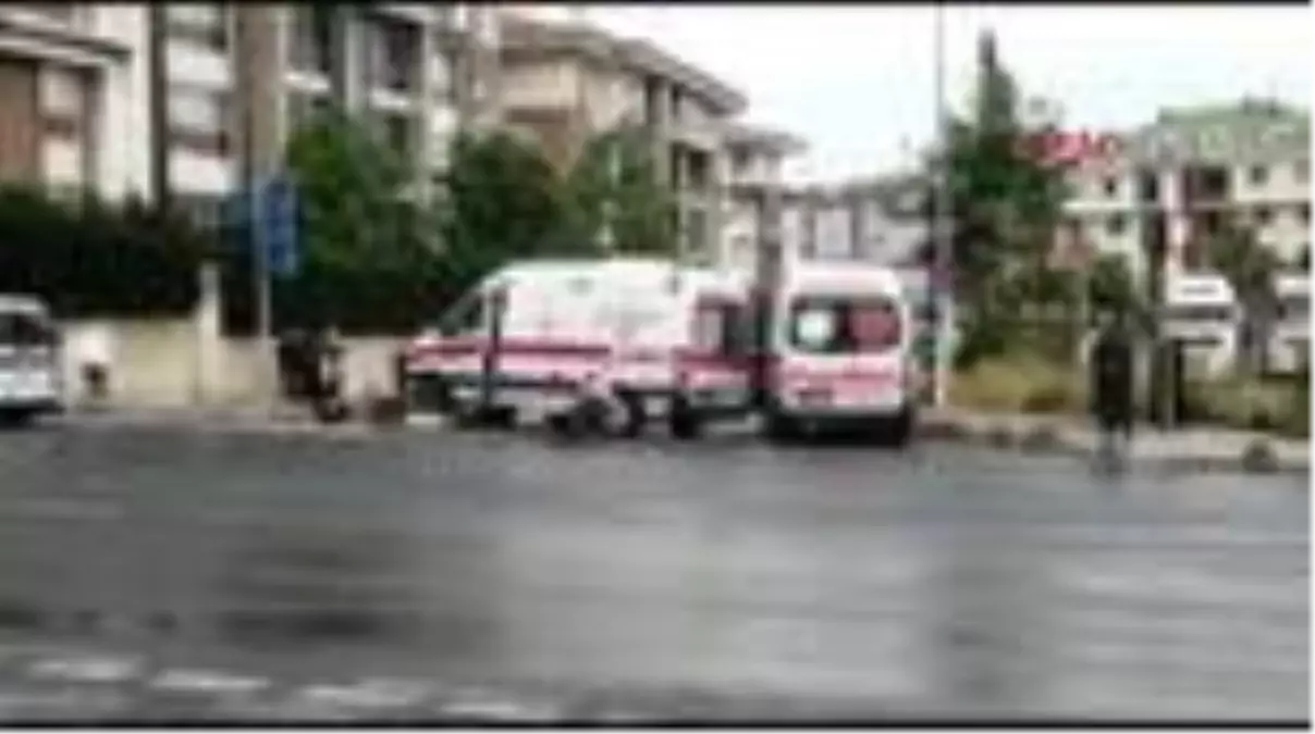 BAHÇELİEVLER\'DE AMBULANS KAZA YAPTI: 3 SAĞLIK ÇALIŞANI YARALI