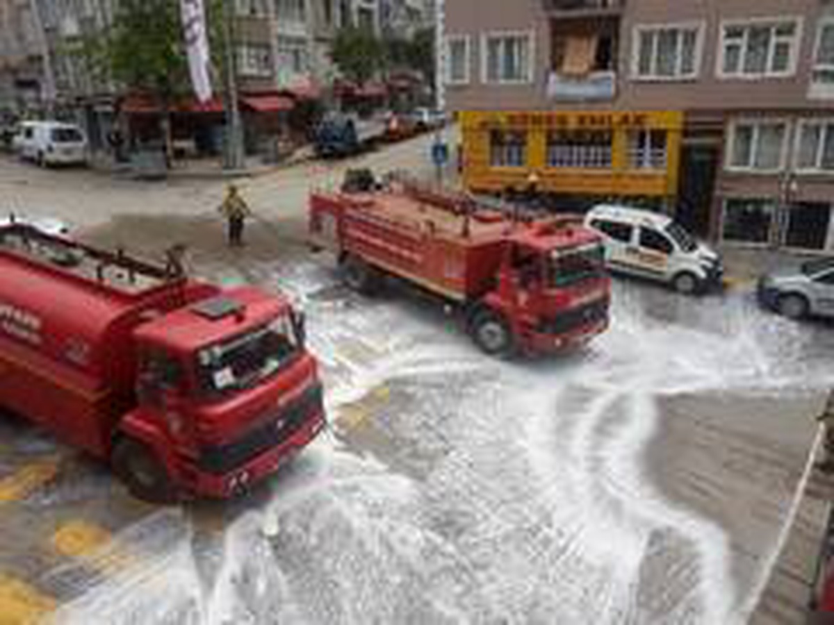 Bandırma caddelerine köpüklü bayram temizliği