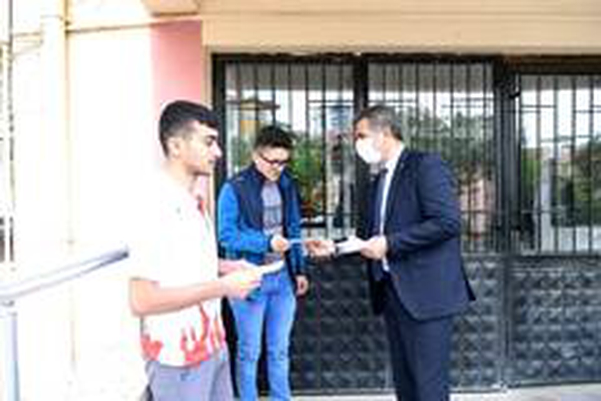 Başkan Köse\'den sokağa çıkan gençlere maske