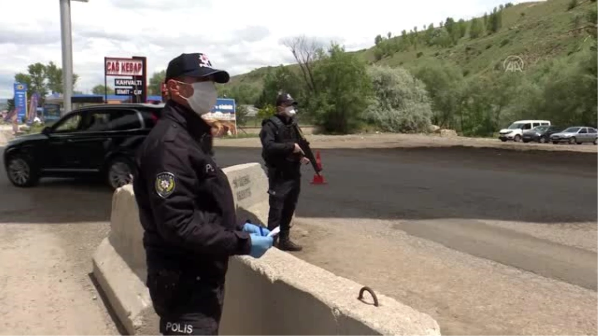 Başkentin giriş ve çıkış noktalarında yapılan trafik ve asayiş uygulamalarında dışarı çıkanların...