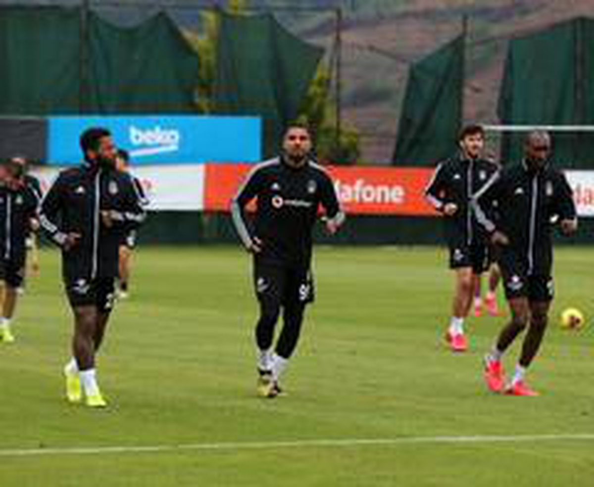 Beşiktaş sağanak yağmur altında çalıştı
