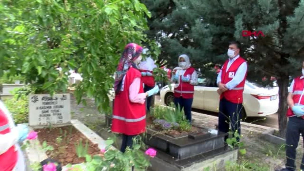 DİYARBAKIR Yasak nedeniyle mezarlıkları Kızılay gönüllüleri ziyaret etti