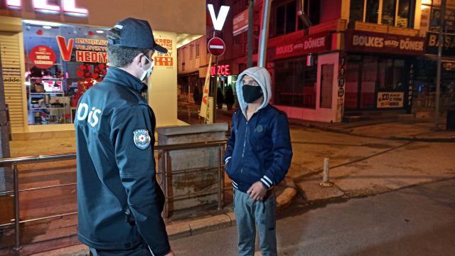 Düzce'de sokağa çıkma yasağını delen 7 kişiye ceza uygulandı