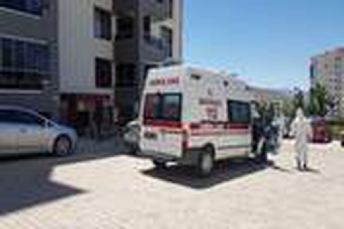 Elazığ\'da 10 katlı apartman, karantinaya alındı