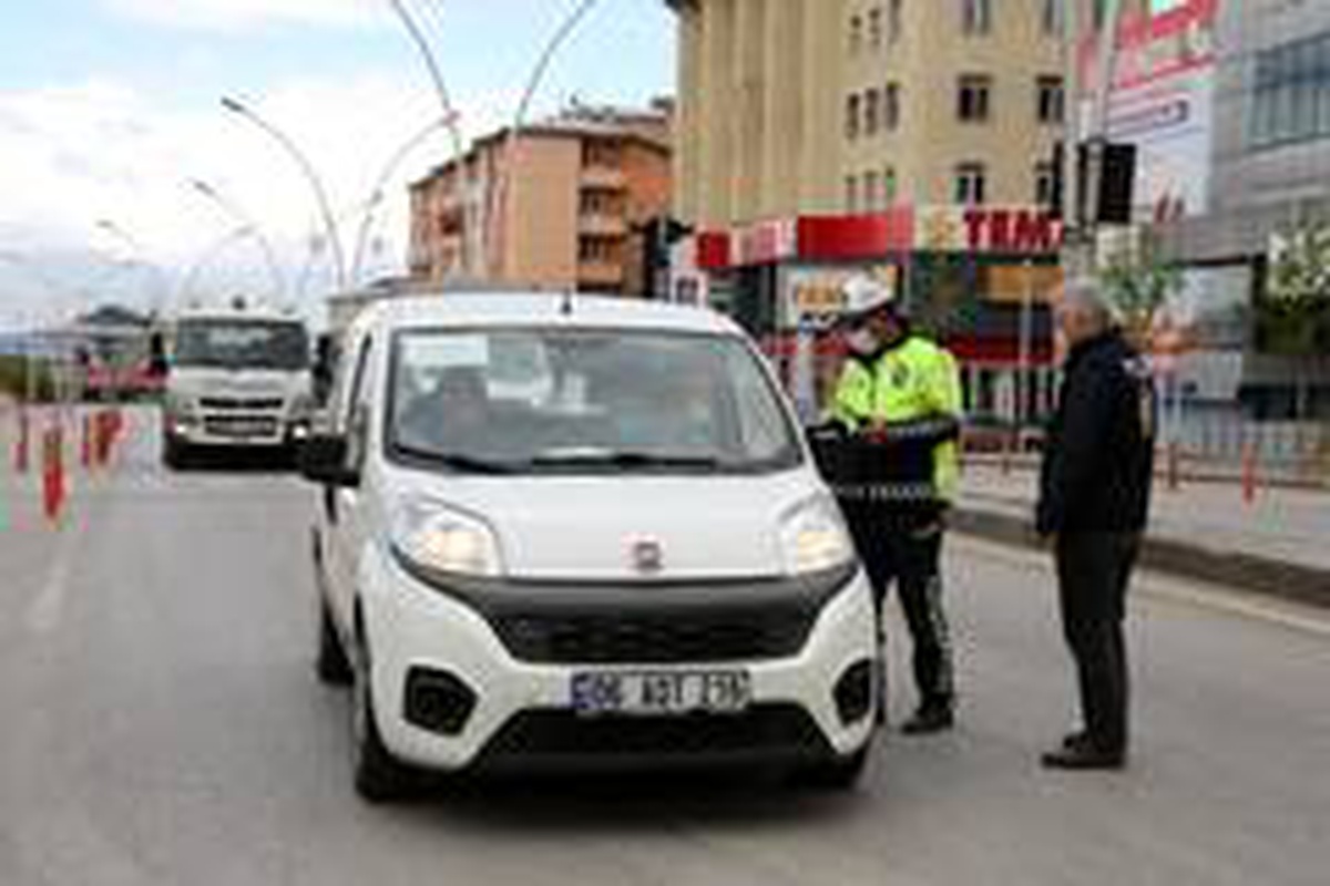 Erzurum\'da kısıtlamaya uymayan 23 kişiye 16 bin 639 lira ceza