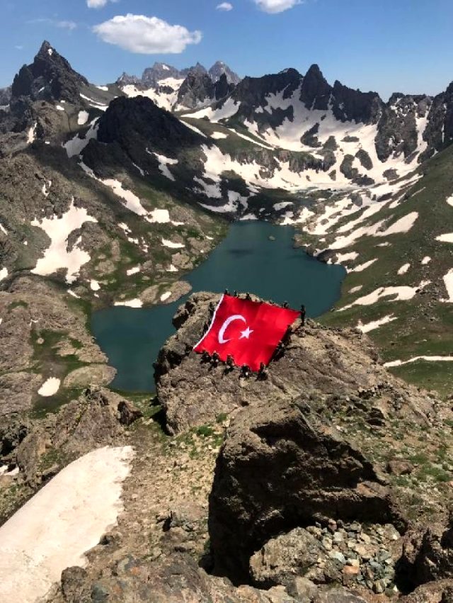 İçişleri Bakanı Süleyman Soylu, son iftarı İkiyaka Dağları'ndaki askerlerle yaptı