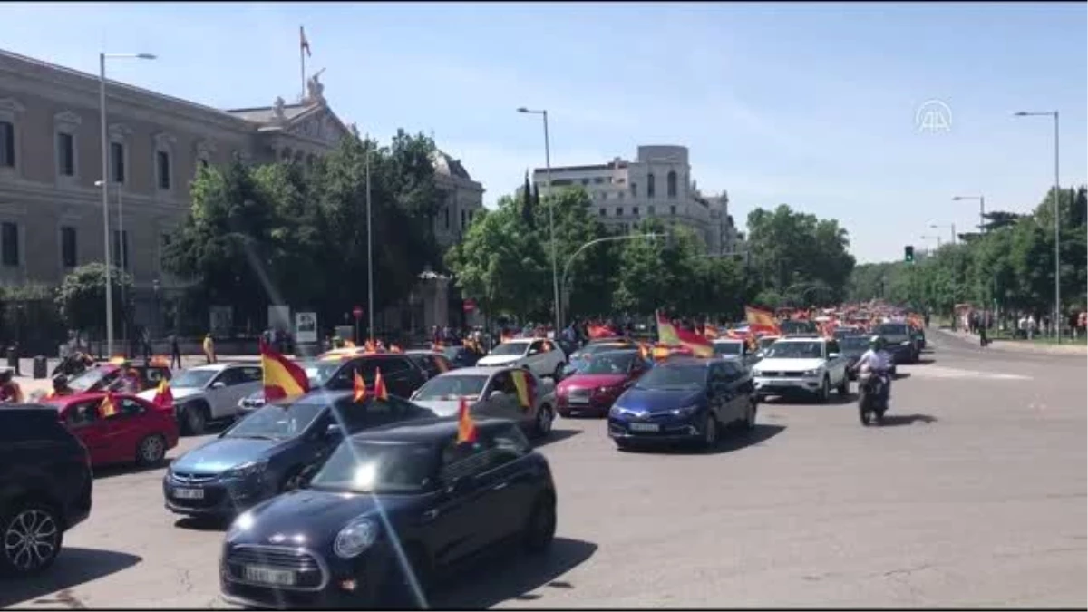 İspanya\'da aşırı sağdan hükümetin Kovid-19 politikasına karşı gösteri