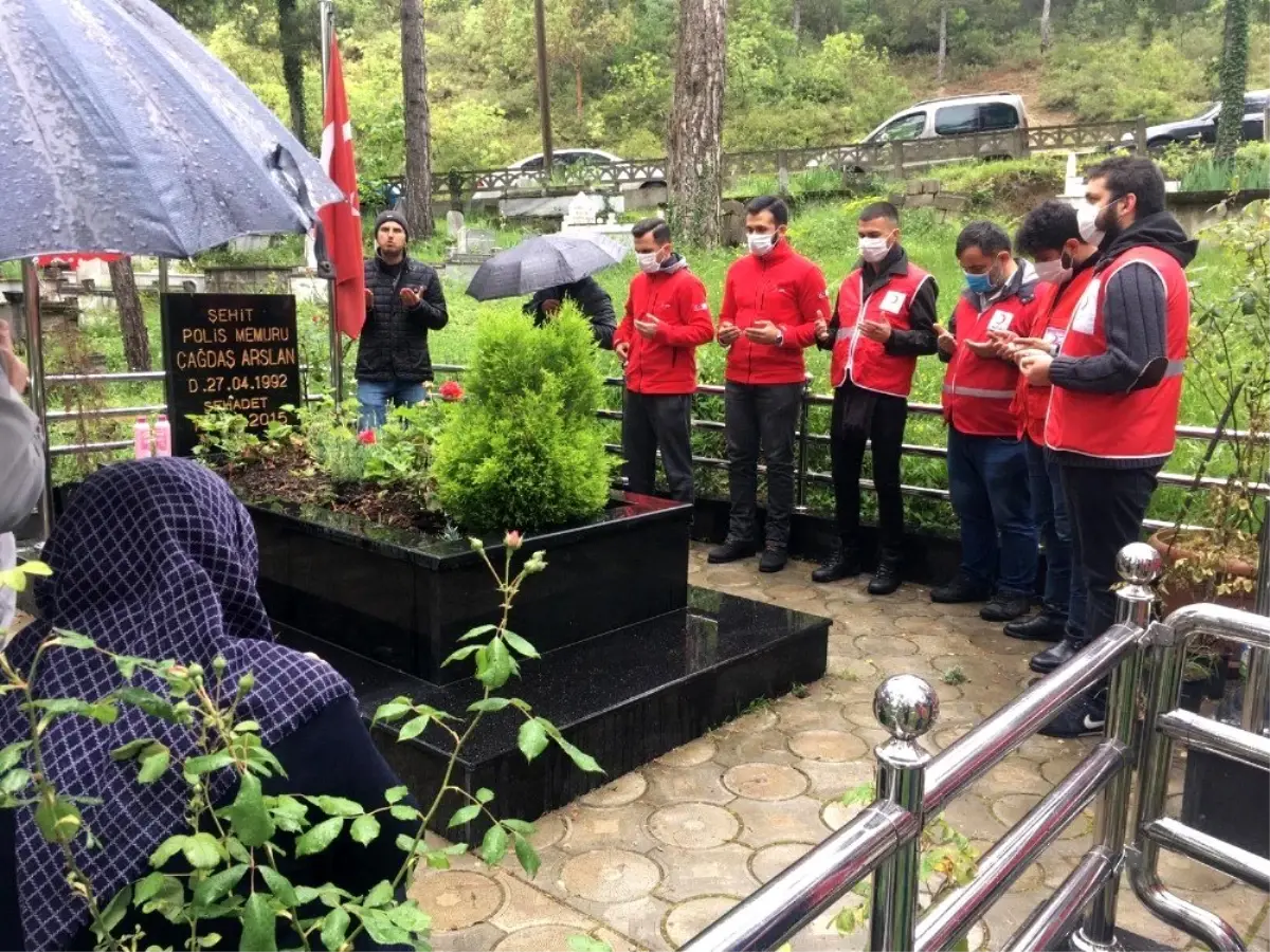 Kızılay ekibi şehitleri unutmadı