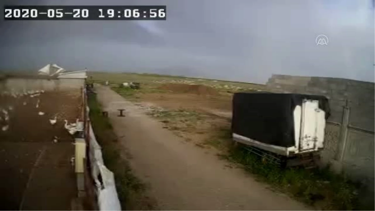 Konya\'daki fırtınada çiftlik çatısının uçtuğu anlar kameraya yansıdı