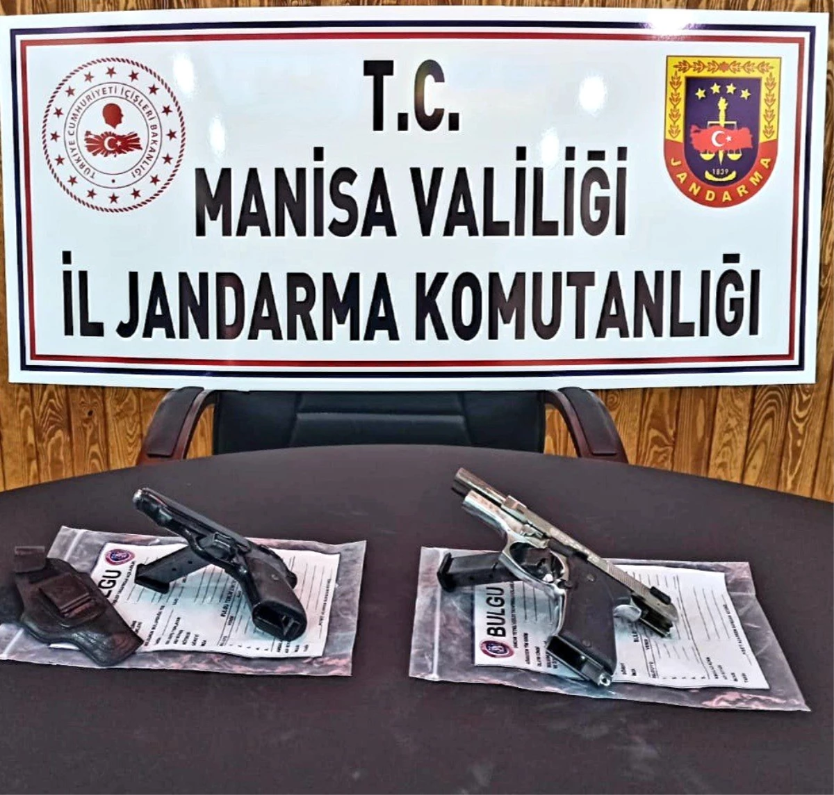 Manisa\'da otomobilden ruhsatsız silah çıktı