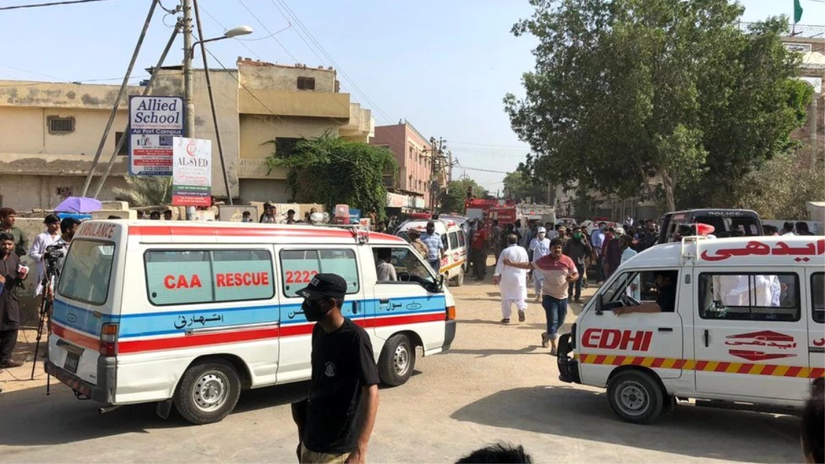 Pakistan\'ın Karaçi kentinde 107 kişiyi taşıyan yolcu uçağı yerleşim alanına düştü
