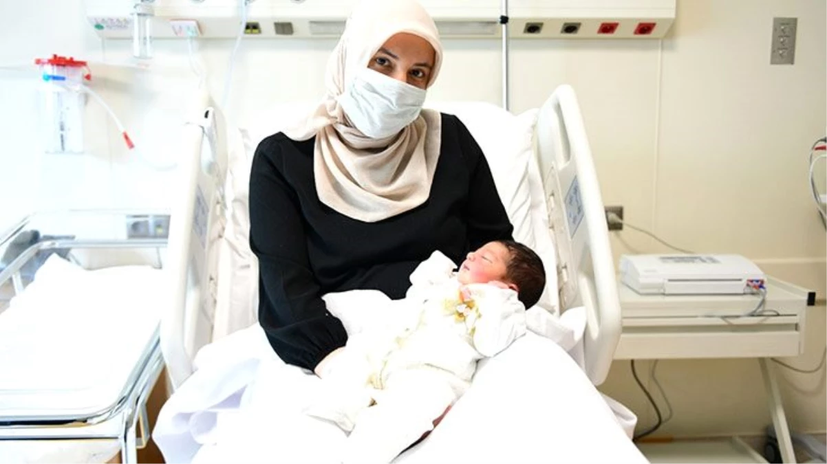 Sağlık Bakanı Koca, Çam ve Sakura Hastanesi\'nde ilk bebeğin doğduğunu duyurdu