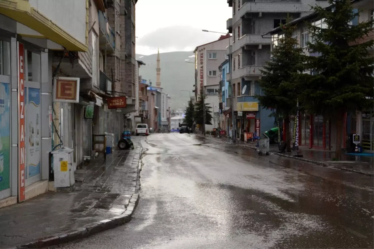 Sarıkamış\'ta cadde ve sokaklar boş kaldı