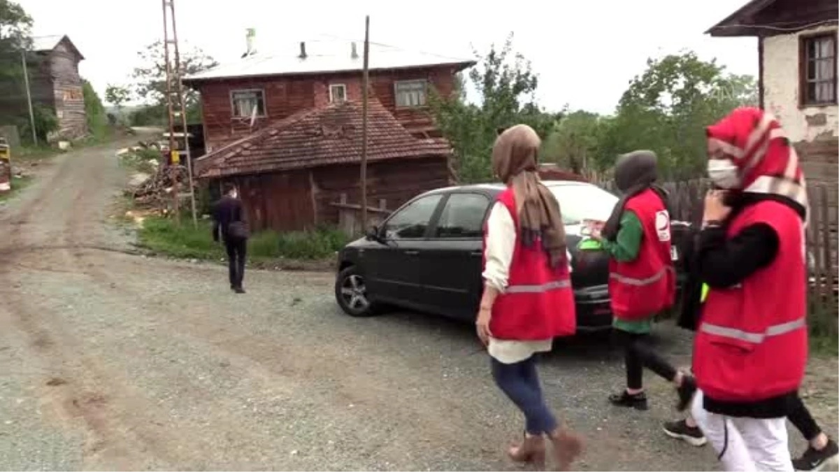 Türk Kızılay ev ev dolaştığı çocukları bayramlıklarla sevindirdi