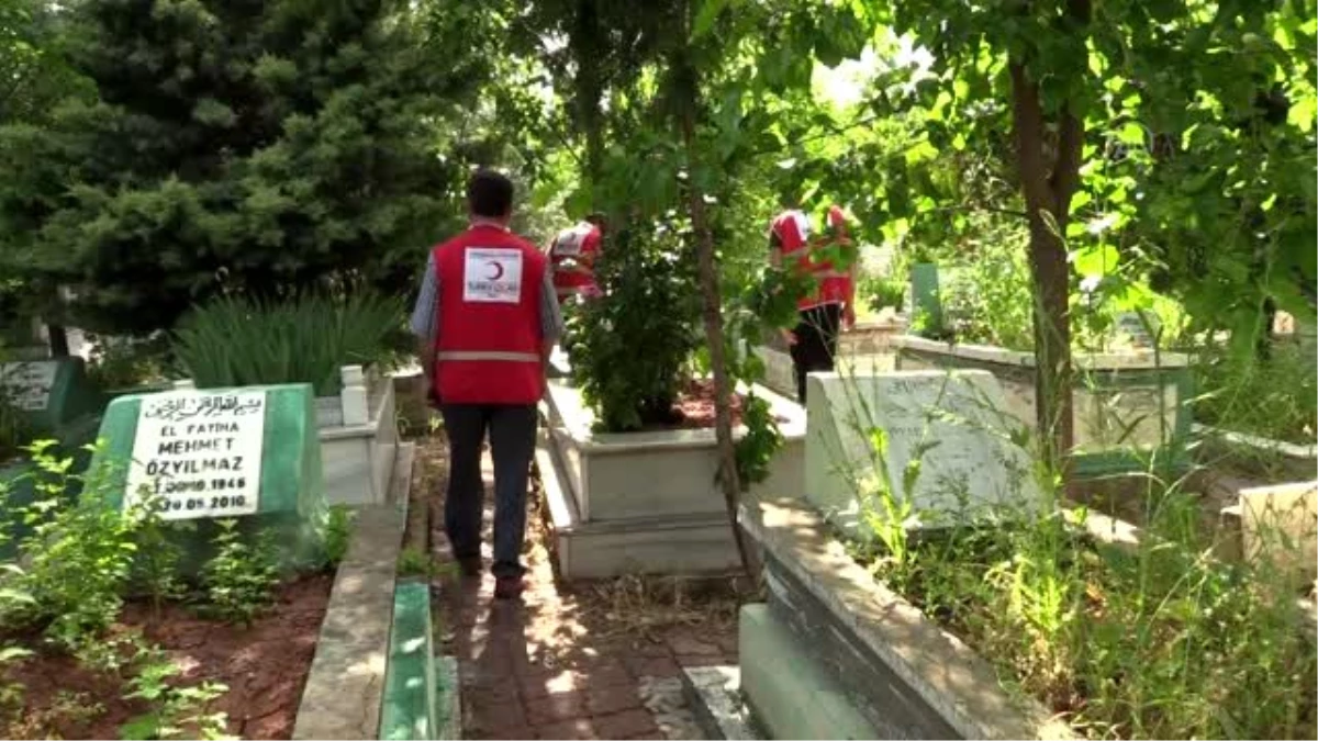 Türk Kızılay gönüllüleri mezarlıklarda dua etti