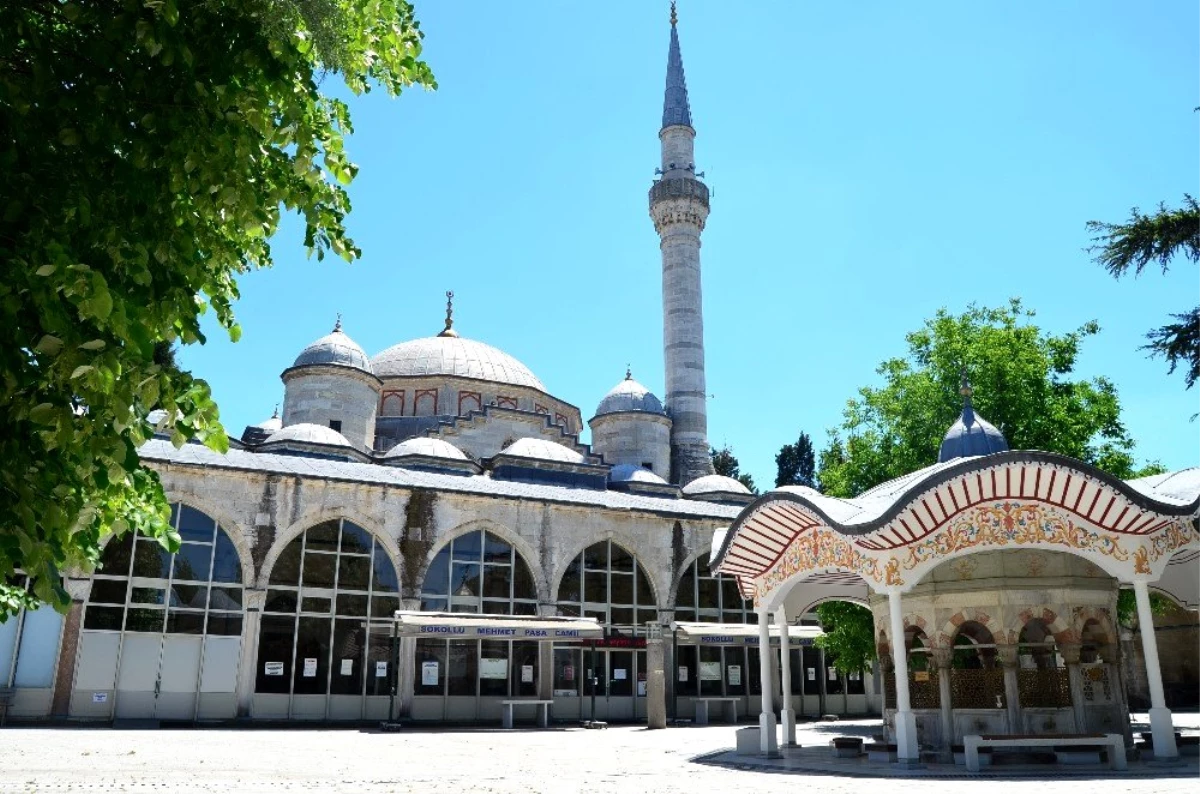 450 yıllık Sokullu Mehmet Paşa Camii\'nde hüzünlü bayram