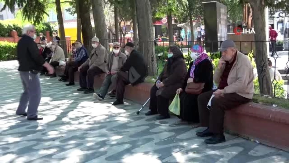 65 yaş ve üzeri vatandaşlar sokağa çıktı, Kızılay bayramlarını kutladı