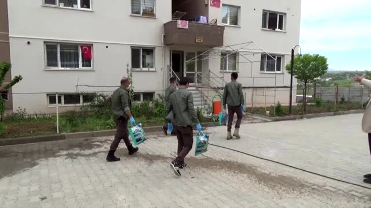 Ahlat Kaymakamlığı çocuklara şeker ve çikolata dağıttı