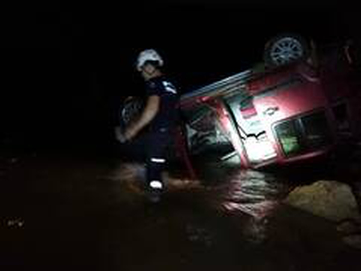 Alanya\'da kamyonet köprüden çaya uçtu: 1 ölü