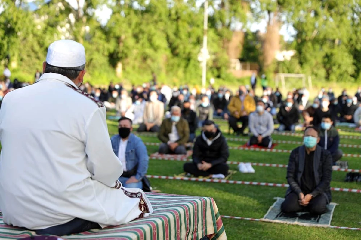 Almanya\'da bayram namazı sosyal mesafeye uygun kılındı