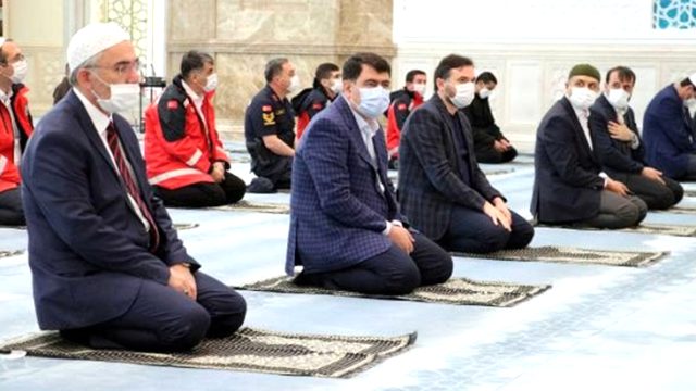 في أنقرة ، تم أداء صلاة العيد مع عدد محدود من التجمعات