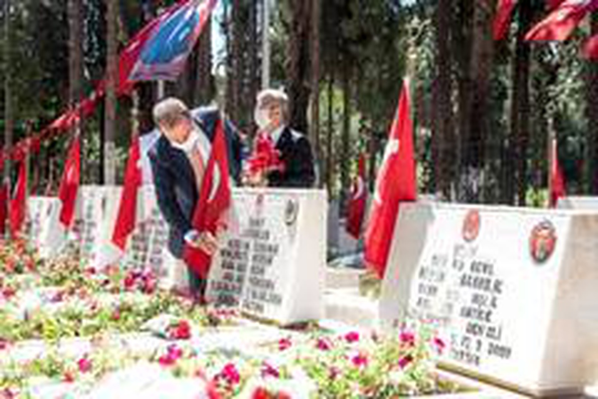 Başkan Seçer, şehit ailelerini yalnız bırakmadı