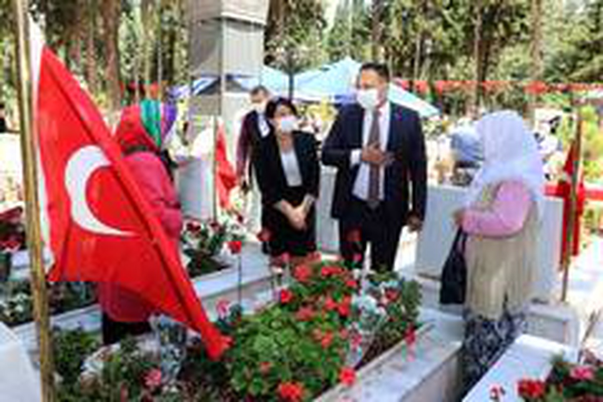 Başkan Yılmaz, Mersin Şehitliği\'ni ziyaret etti
