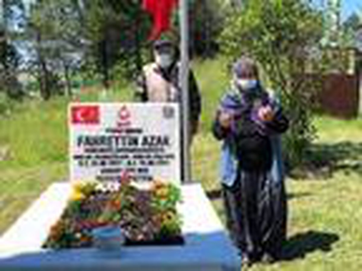 Bayramda şehit oğullarının mezarını ziyaret ettiler