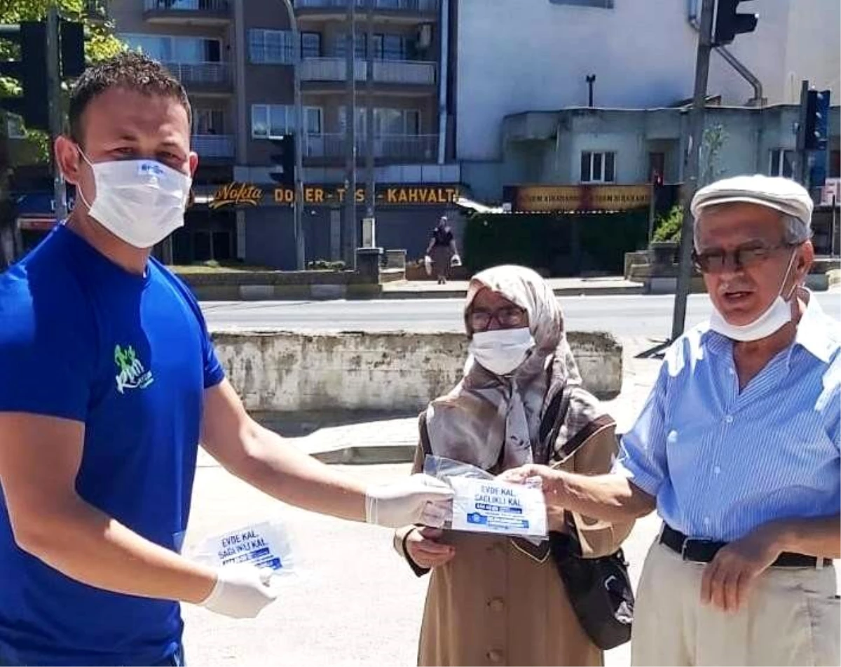 Bayramda sokağa çıkan yaşlılara maske dağıtıldı