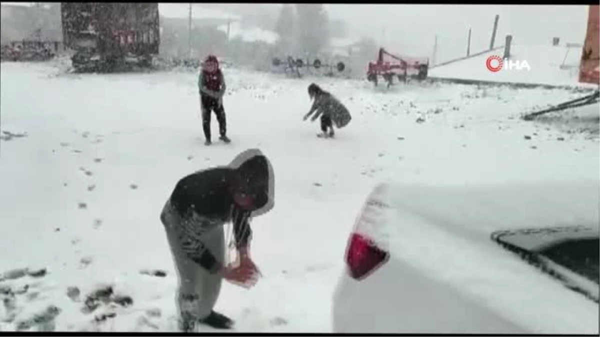 Bayramın tadını lapa lapa yağan kar altında kar topu oynayarak çıkarttılar