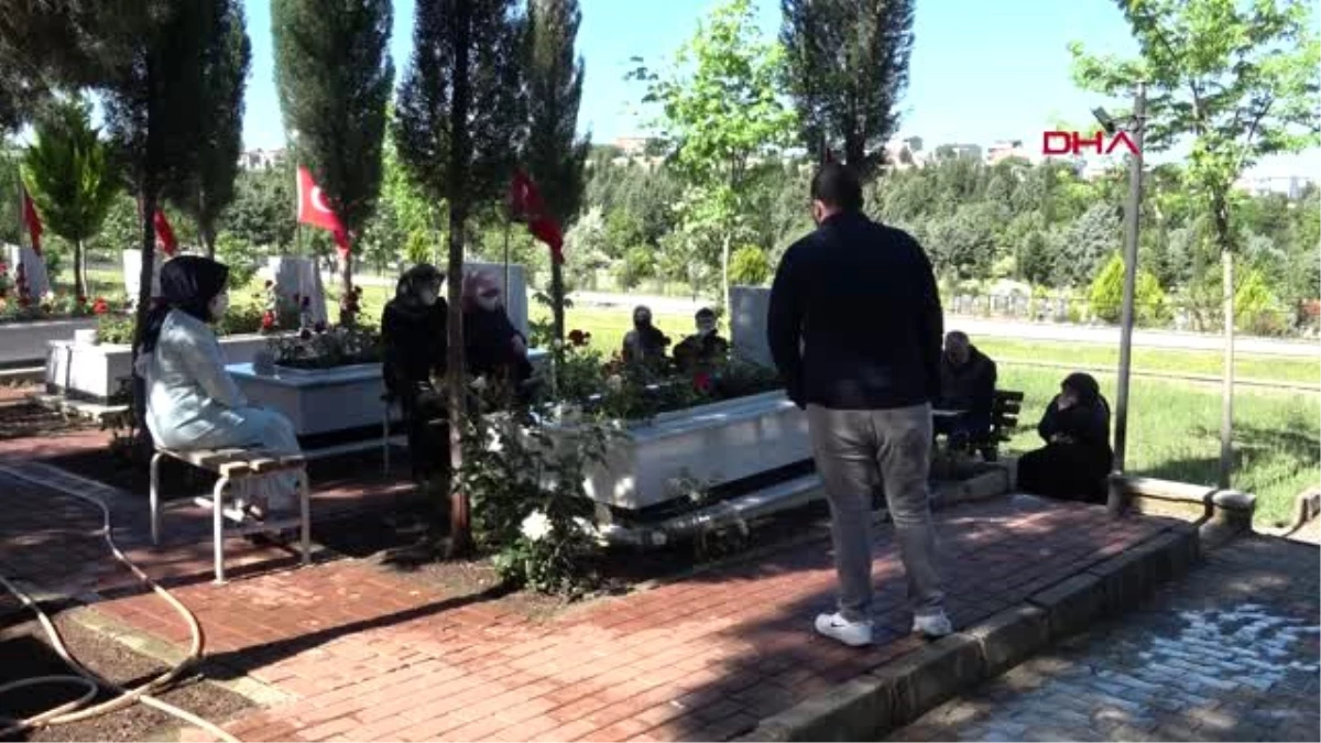 BURSA Şehit mezarlığında buruk bayram